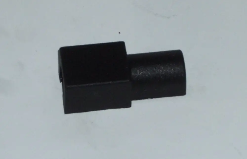 Schwarze Abdeckung mit quadratischer Basis und zylindrischem Ansatz, möglicherweise für eine Stellschraube von Daikin Altherma C Oil.